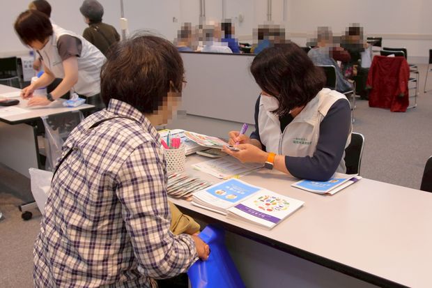 栄養相談ブースで管理栄養士に相談する参加者