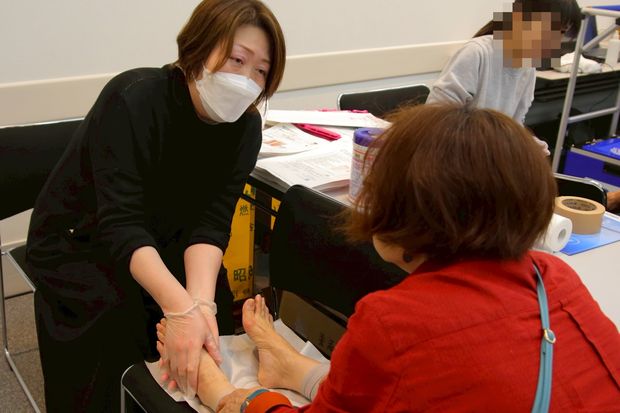 フットケアの施術を受ける参加者