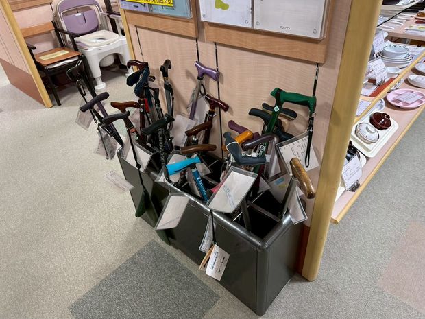 展示された杖などの福祉用具