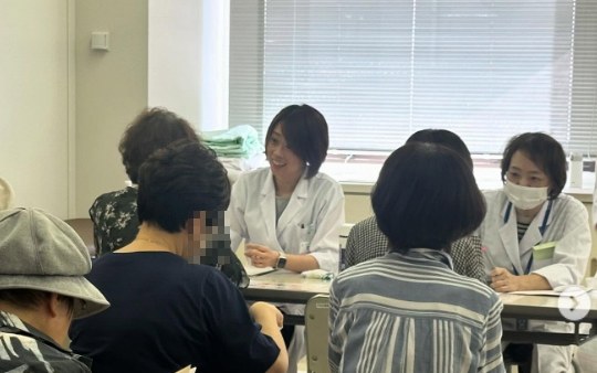 お薬相談ブースで薬剤師に相談する参加者