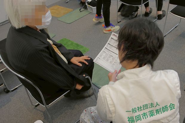 フレイル診断で測定結果の説明を受ける参加者